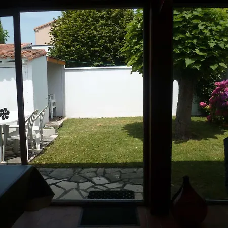 Holiday home Maison Au Calme 2 Ch. Avec Jardin Prive Proche Et Commerces, Ideal Pour 4 Pers. - Fr-1-494-57 *